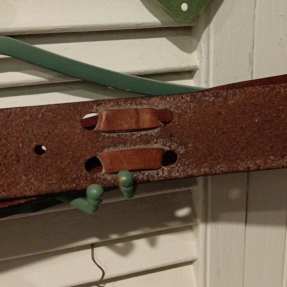 Woman's leather belt.. beautiful belt been sitting in my closet..to small for me - Picture 14 of 16